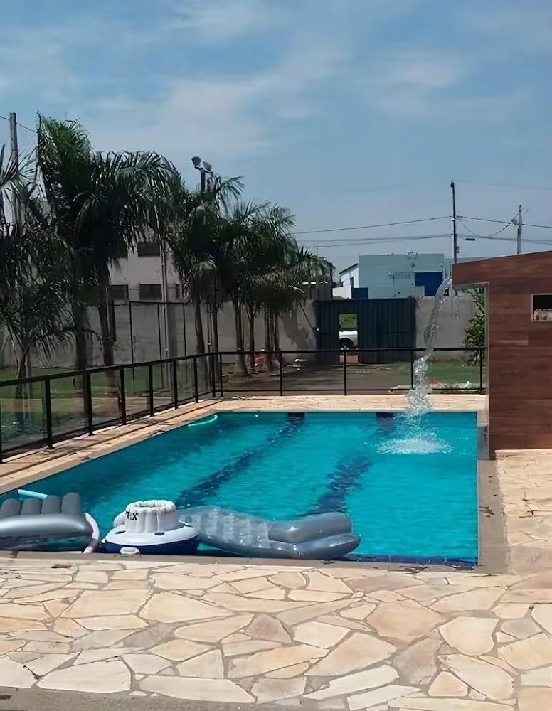 Chácara Britos em Londrina, PR - Capacidade para 150 pessoas - Com churrasqueira_coberta, campo_futebol