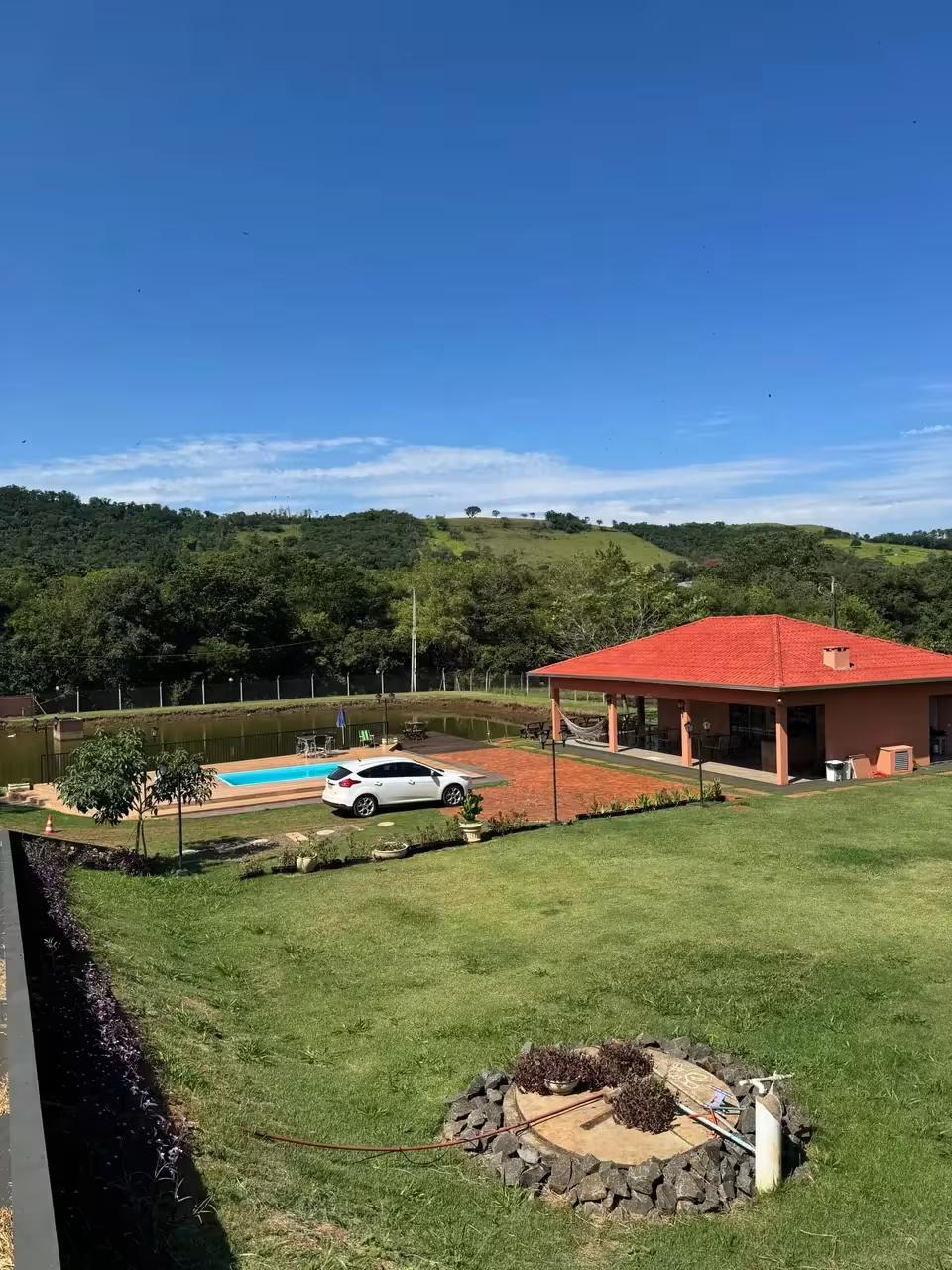 Chácara Mantoville em Londrina, PR - Capacidade para 70 pessoas - Com estacionamento, lago