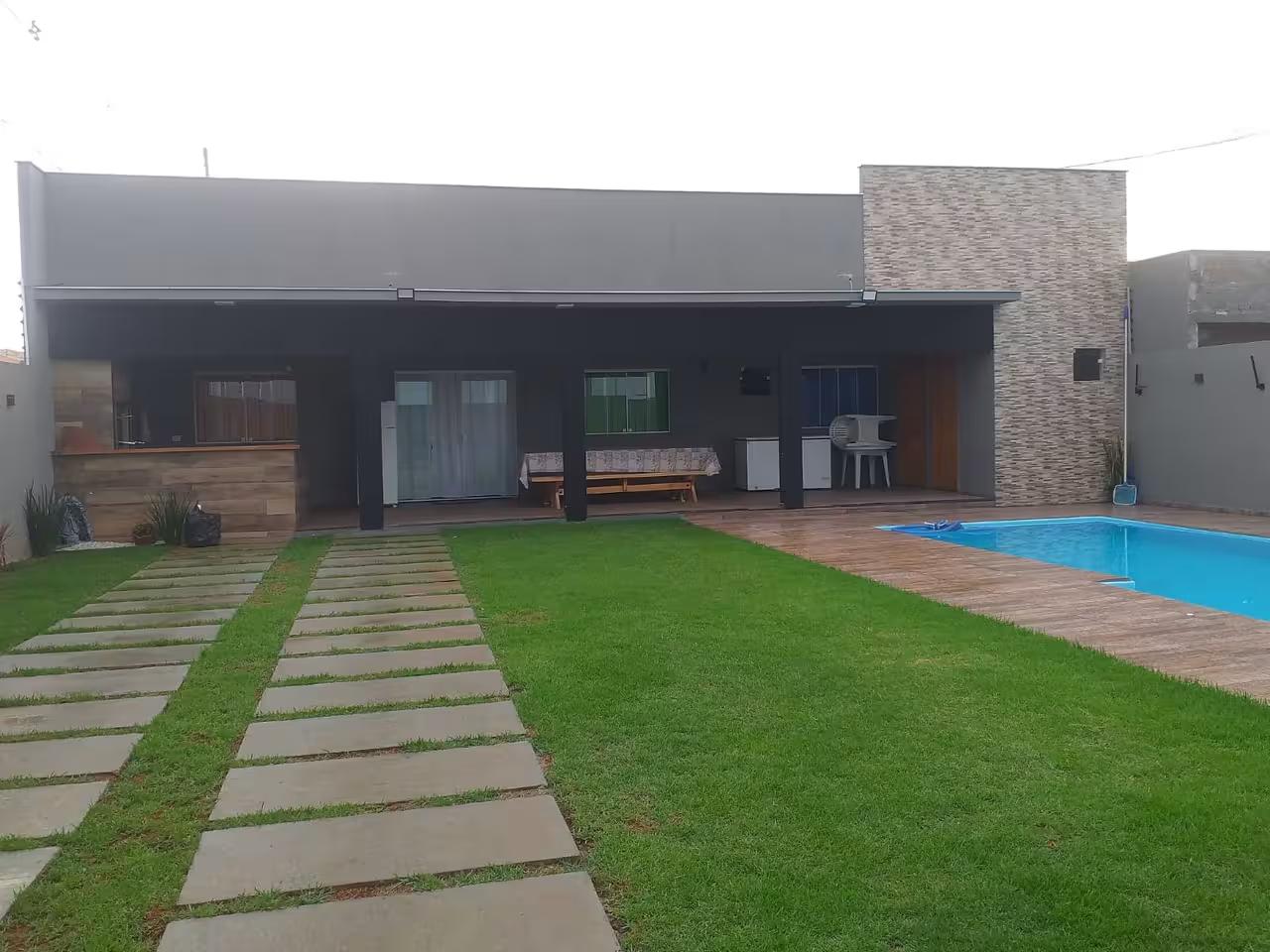 Espaço de Lazer Casa 1 em Primeiro de Maio, PR - Capacidade para 25 pessoas - Com mesas_cadeiras, piscina