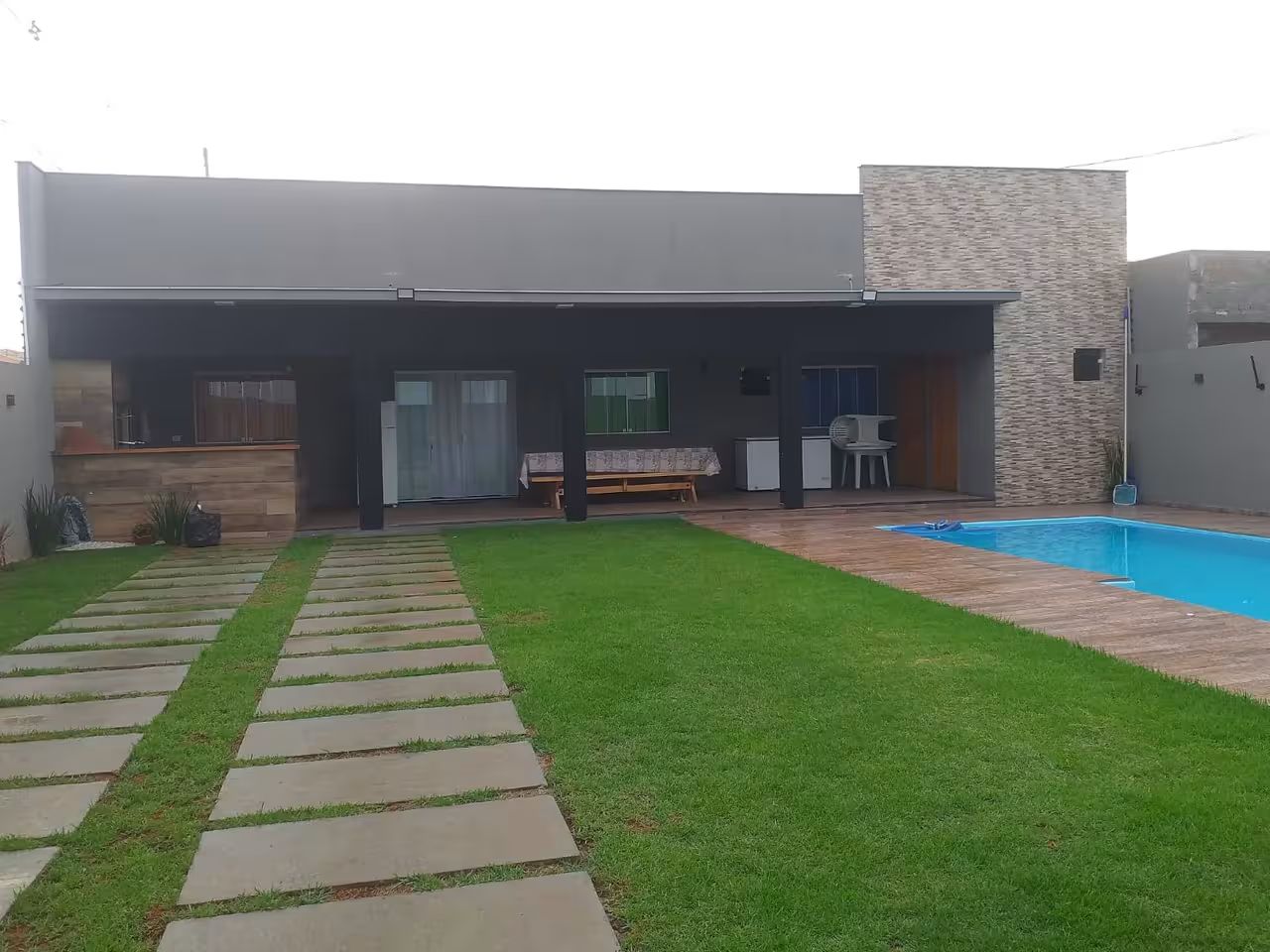 Espaço de Lazer Casa 1 em Primeiro de Maio, PR - Capacidade para 25 pessoas - Com mesas_cadeiras, piscina