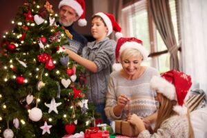 Família comemorando o Natal em uma chácara